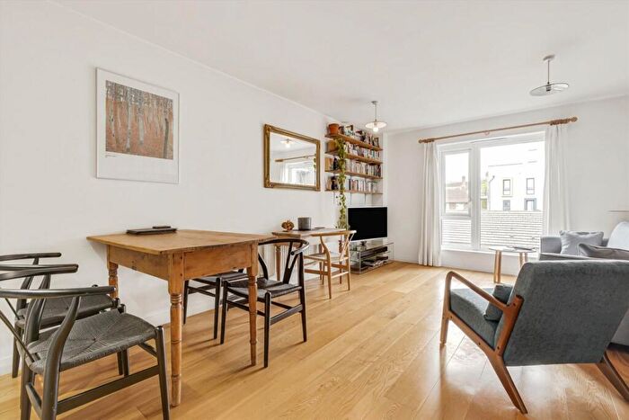 2 Bedroom Flat To Rent In Cresset Road, Hackney, E9