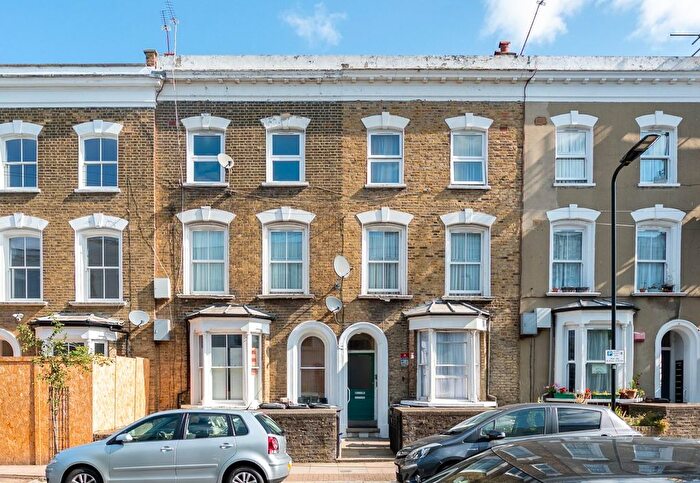 2 Bedroom Flat For Sale In Walford Road, London, N16