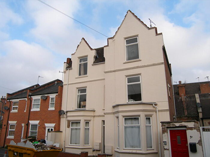 3 Bedroom Terraced House To Rent In Beaconsfield Street West, CV31