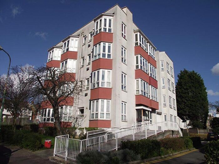 1 Bedroom Apartment For Sale In Station Road, Westcliff-On-Sea, SS0