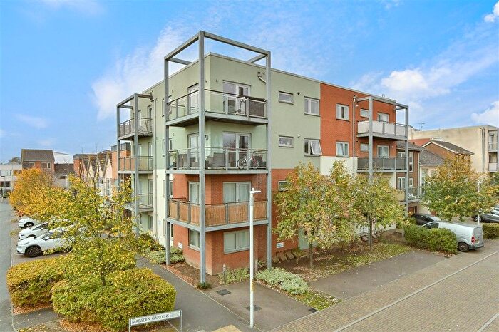 2 Bedroom Flat For Sale In Marsden Gardens, Dartford, Kent, DA1