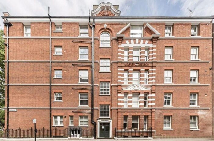2 Bedroom Flat To Rent In Red Lion Square, London, WC1R