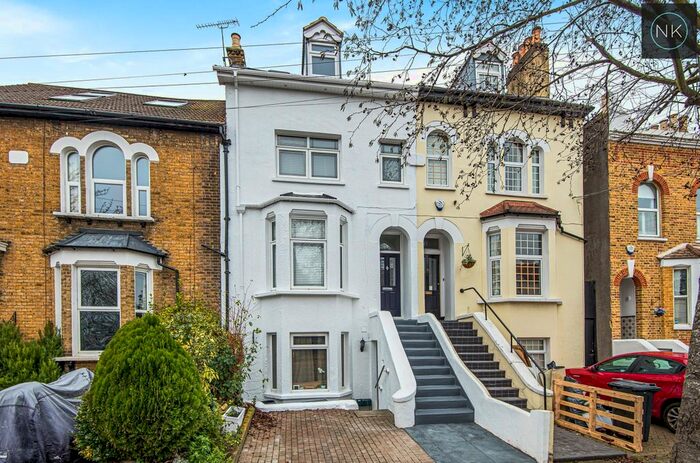 3 Bedroom Flat To Rent In Stanley Road, South Woodford, London, E18