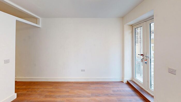 Studio To Rent In , / High Street, Grays, RM17