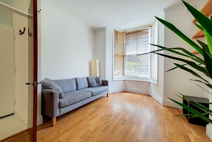 1 Bedroom Flat To Rent In Woodfall Road, N4