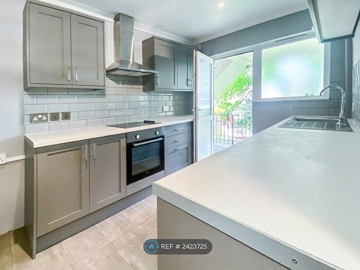 2 Bedroom Flat To Rent In Grove Park, London, SE12