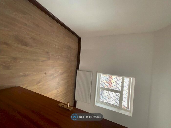 6 Bedroom Semi-Detached House To Rent In Devon Avenue, Slough, SL1