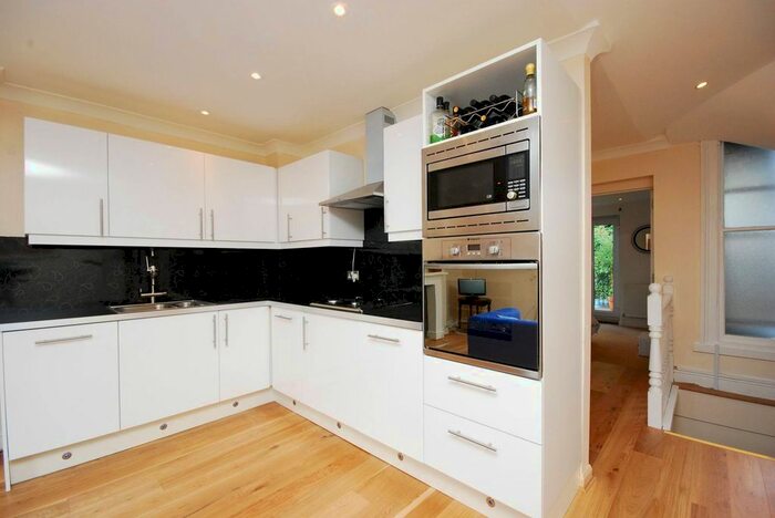 3 Bedroom Flat To Rent In Castelnau, Castelnau, London, SW13