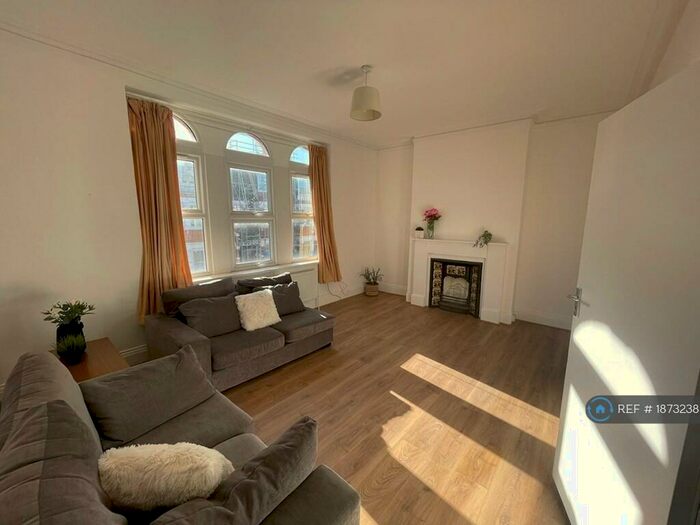 3 Bedroom Flat To Rent In Hornsey, London, N8