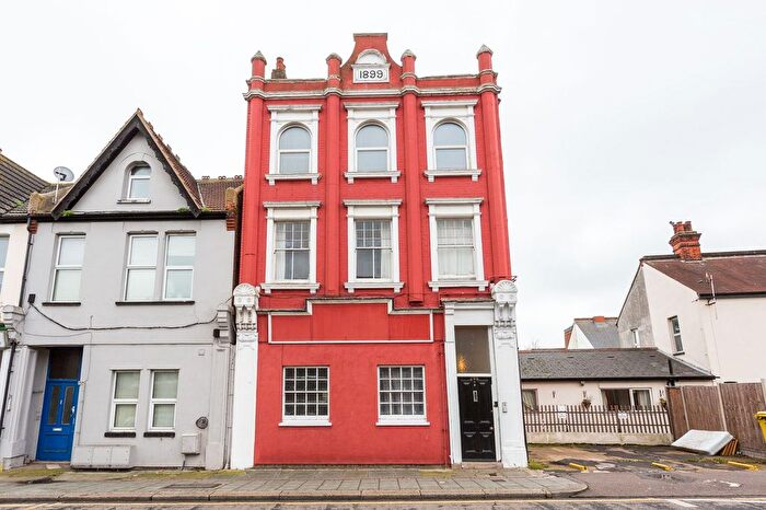3 Bedroom Flat To Rent In Station Road, Westcliff-On-Sea, Essex, SS0