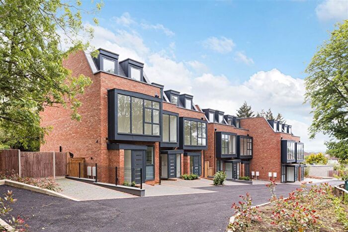 4 Bedroom Property To Rent In Pino Way, Kings Head Hill, Chingford, E4
