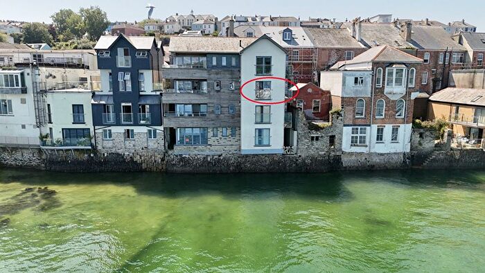 3 Bedroom Flat To Rent In Market Street, Falmouth, TR11