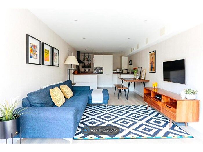 2 Bedroom Flat To Rent In Arcadia Avenue, London, N3