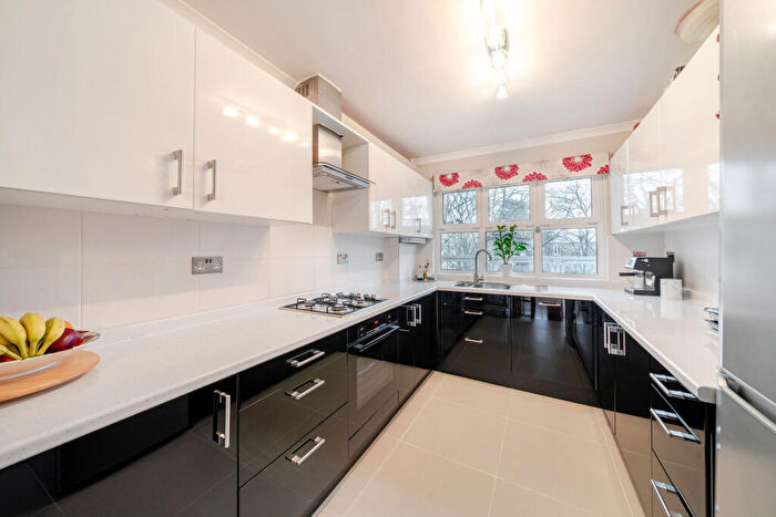 3 Bedroom Maisonette For Sale In Boathouse Walk, London, SE15