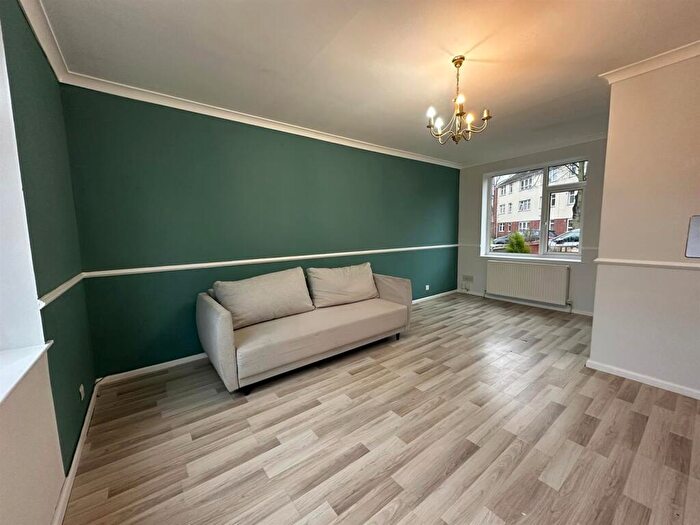 3 Bedroom Semi-Detached House To Rent In Parkway North, Doncaster, DN2