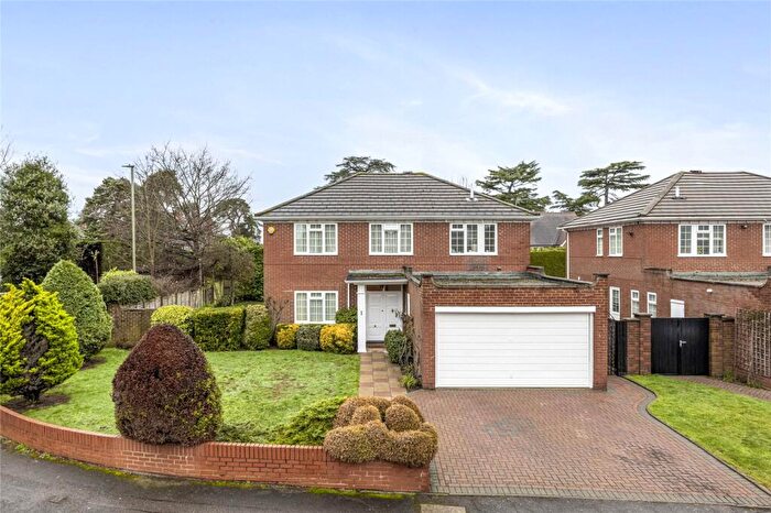 4 Bedroom Detached House For Sale In Drynham Park, Weybridge, Surrey, KT13
