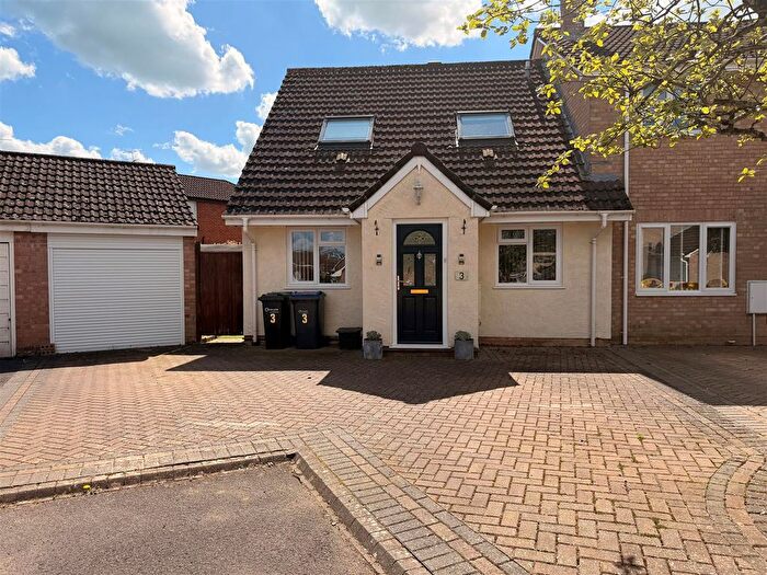 3 Bedroom Semi-Detached House For Sale In Hancock Close, Chippenham, SN15