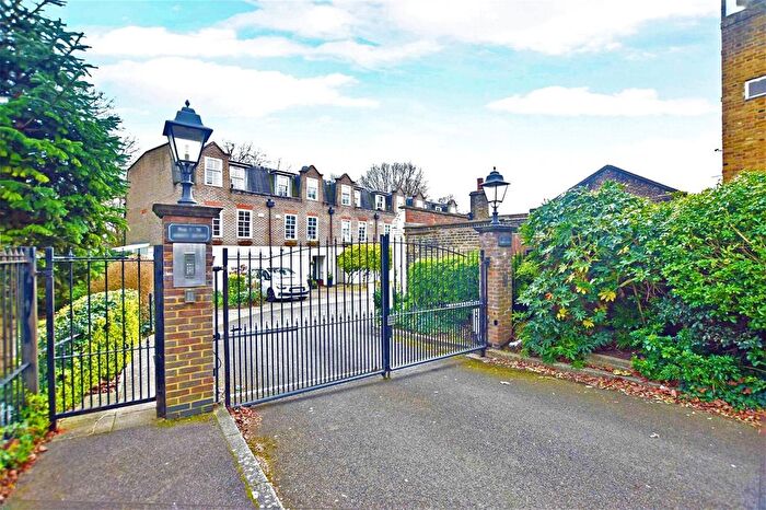 3 Bedroom Flat To Rent In Abbey Mews, Isleworth, TW7