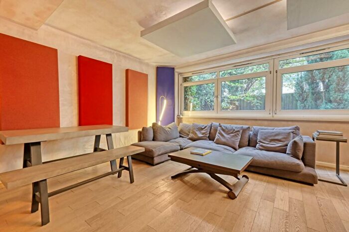 3 Bedroom Maisonette To Rent In Portman Place, Bethnal Green, E2