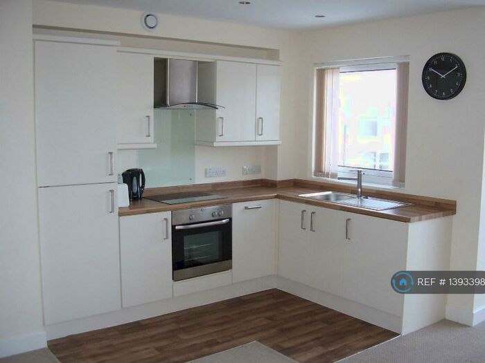 2 Bedroom Flat To Rent In Kirk Beston Close, Leeds, LS11