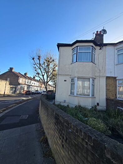 2 Bedroom End Terrace House For Sale In Bed Flat For Sale, E12