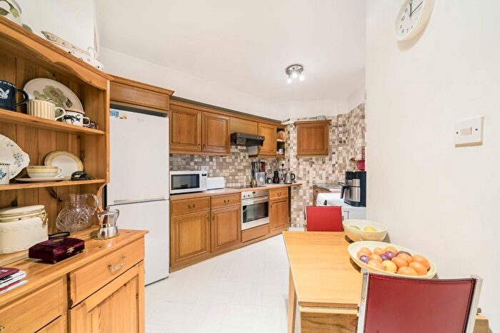 2 Bedroom Flat For Sale In Chelsea Manor Gardens, London, SW3