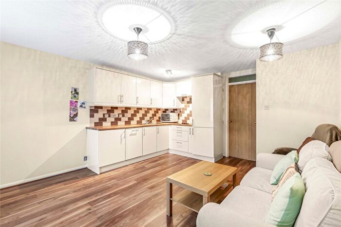 1 Bedroom Flat To Rent In Veronica Gardens, London, SW16