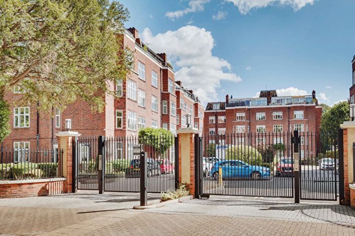 3 Bedroom Flat To Rent In Flat, Ross Court, Putney Hill, London, SW15