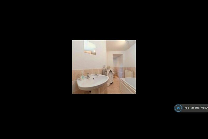 3 Bedroom Flat To Rent In Park Drive, Harrogate, HG2