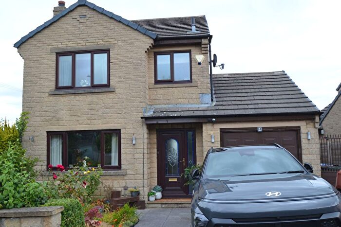 3 Bedroom Detached House For Sale In Coppice View, Idle, Bradford, BD10