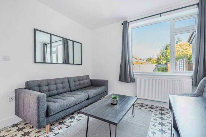 4 Bedroom Semi-Detached House To Rent In New Cross Road, Guildford, GU2