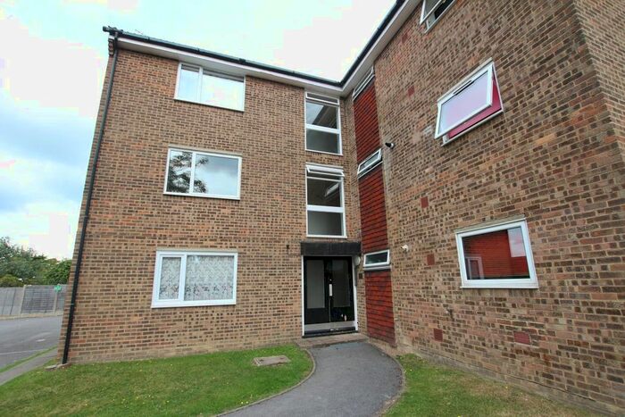 1 Bedroom Flat To Rent In Naldrett Close, Horsham, RH12