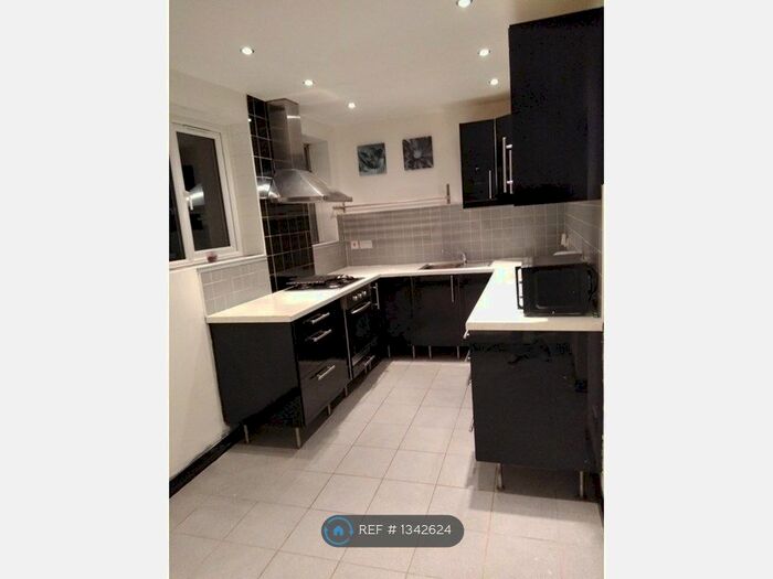 3 Bedroom Semi-Detached House To Rent In Thornton Street, Rotherham, S61