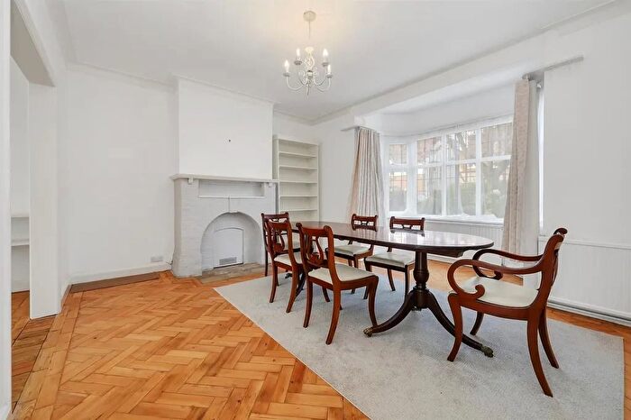 3 Bedroom Semi-Detached House To Rent In Willow Way, Finchley, N3