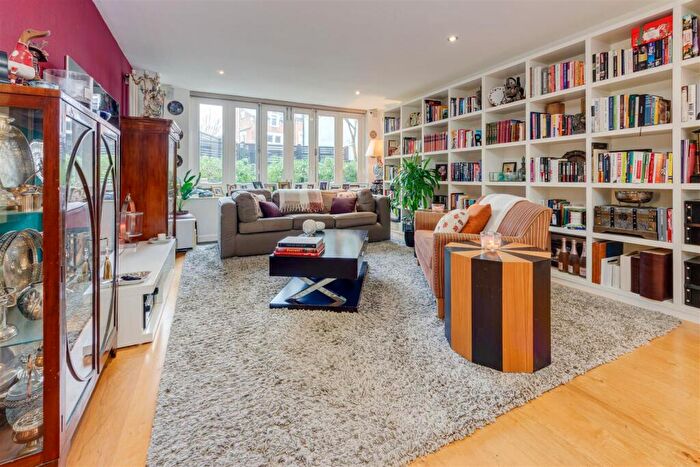 4 Bedroom House For Sale In Cromwell Avenue, Highgate, London, N6