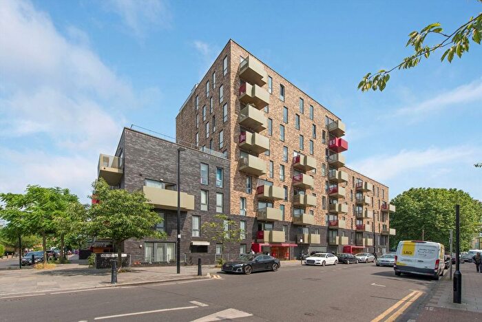 4 Bedroom Flat To Rent In Duckett Street, Stepney Green, E1