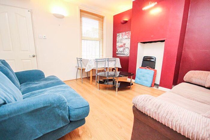 4 Bedroom Semi-Detached House To Rent In Winton, Bournemouth, BH9