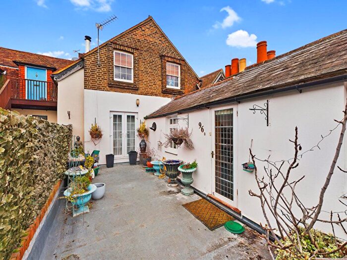 4 Bedroom House For Sale In Chertsey, Surrey, KT16