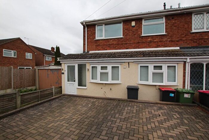 3 Bedroom Semi-Detached House To Rent In Birch Grove, Birchmoor, B78