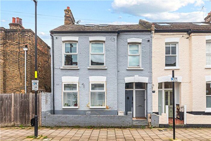 3 Bedroom Flat For Sale In Thorparch Road, London, SW8