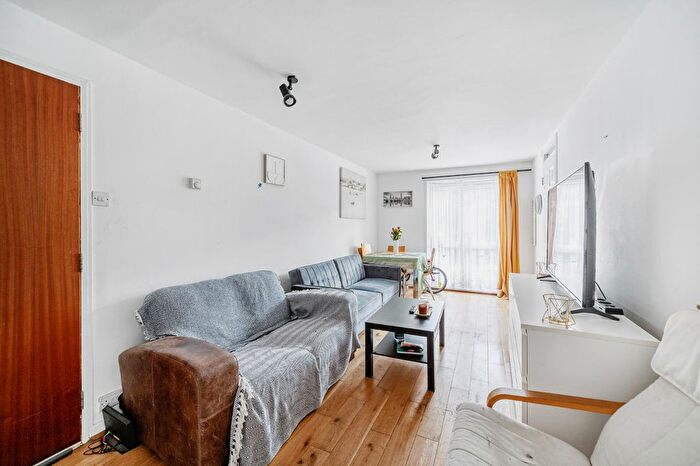 2 Bedroom Flat To Rent In Mayfield Road, Wellington Court, W12