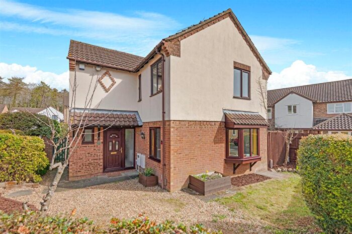 4 Bedroom Detached House For Sale In Larkwood Close, Kettering, North Northamptonshire, NN16