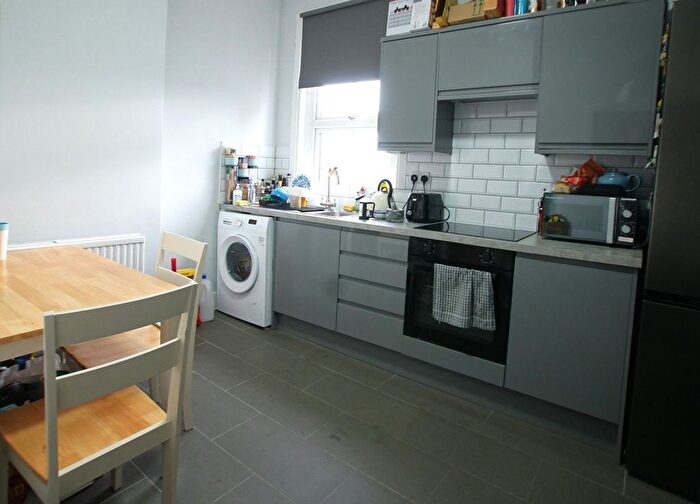 2 Bedroom Flat To Rent In Upper Tooting Road, London, SW17