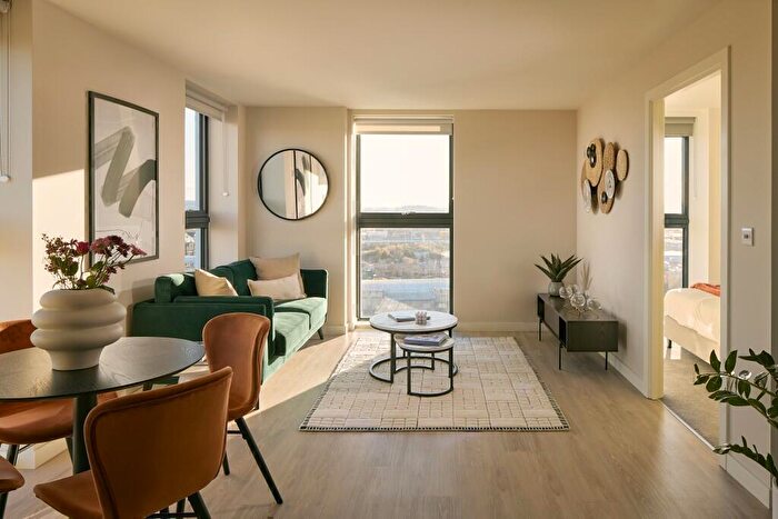 2 Bedroom Flat To Rent In Warroch Place, Glasgow, G3