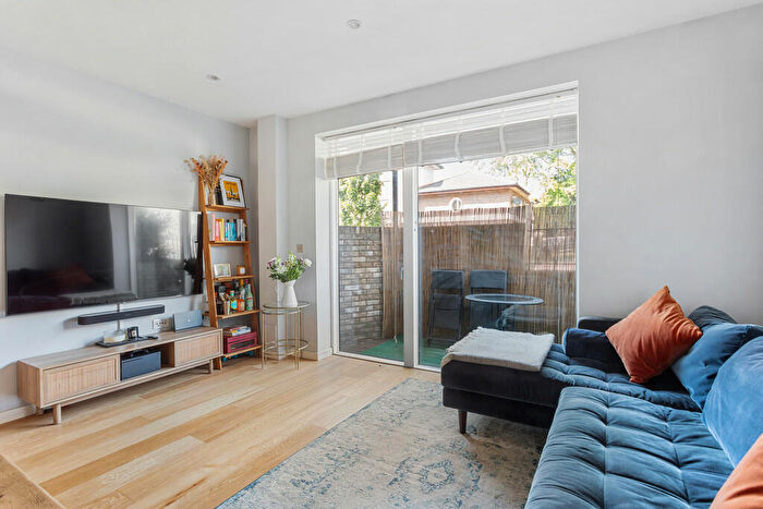 2 Bedroom Apartment For Sale In Copenhagen Street, Islington, London, N1