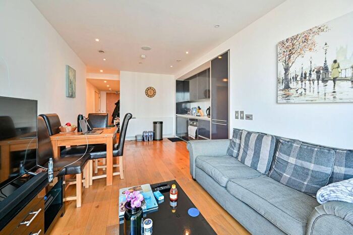 2 Bedroom Flat To Rent In Walworth Road, Elephant And Castle, London, SE1