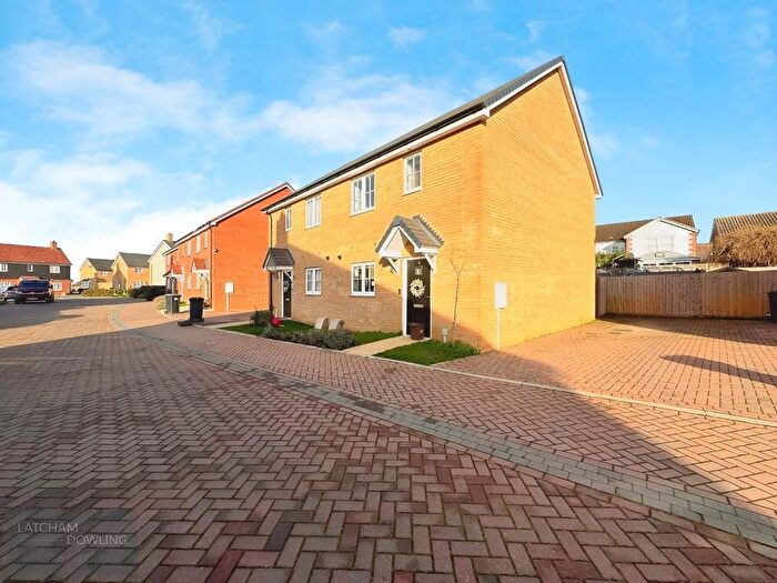 3 Bedroom Semi-Detached House For Sale In Ingle Crescent, Potton, SG19