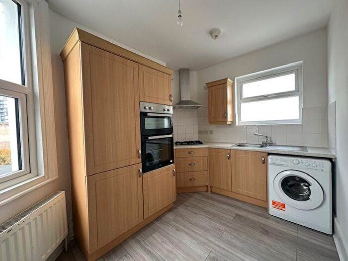 2 Bedroom Flat To Rent In Queen Anne Avenue, Bromley, BR2