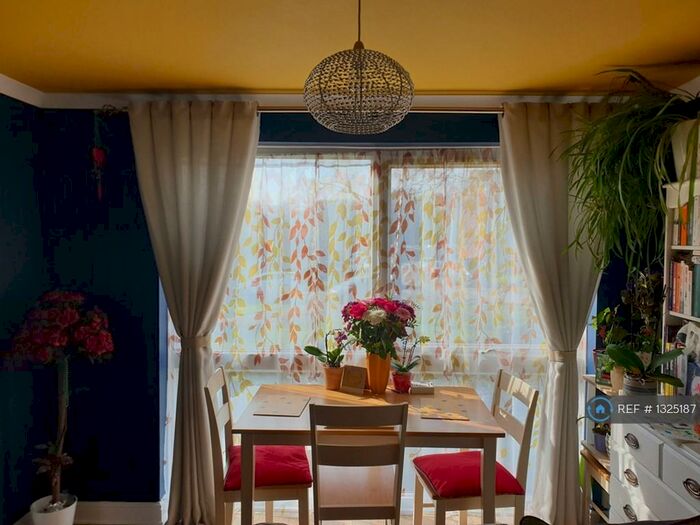 2 Bedroom Flat To Rent In Chenies Court, Hemel Hempstead, HP2