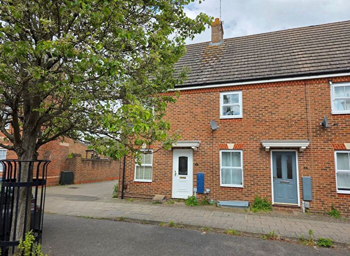 2 Bedroom End Of Terrace House For Sale In Queensgate, Fairford Leys, Aylesbury, HP19